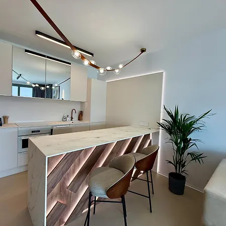 Eurovea Tower, 27th Floor Apartment, Free Parking Apartament *