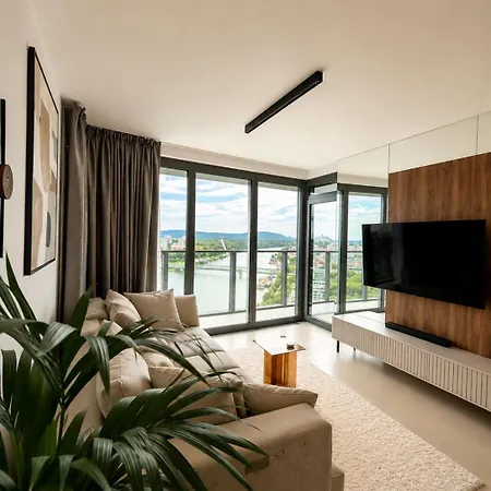 Eurovea Tower, 27th Floor Apartment, Free Parking Apartment