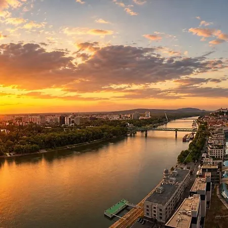 Apartment Eurovea Tower, 27th Floor Apartment, Free Parking Pressburg