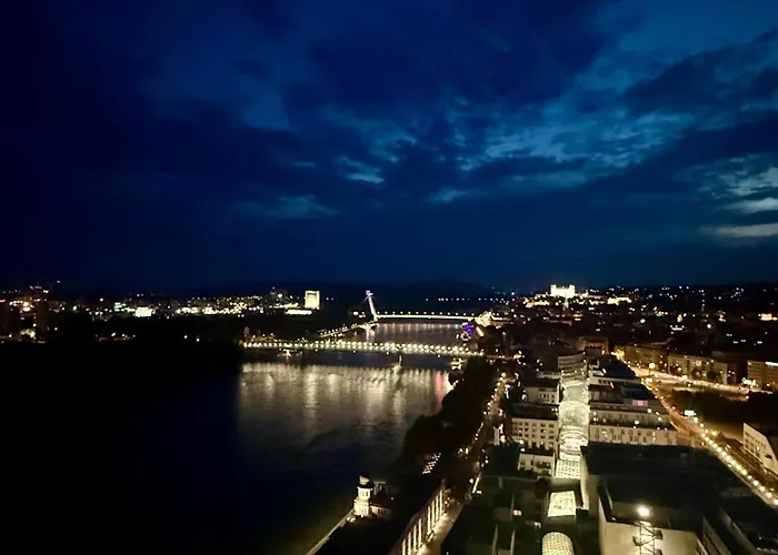 Eurovea Tower, 27th Floor Apartment, Free Parking Apartament