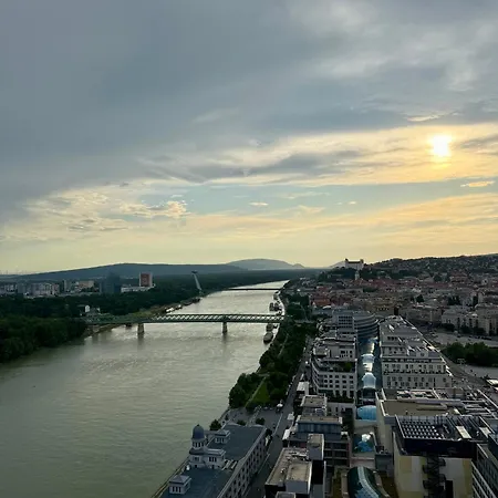 Eurovea Tower, 27th Floor Apartment, Free Parking *