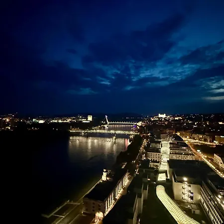 Eurovea Tower, 27th Floor Apartment, Free Parking Apartmán